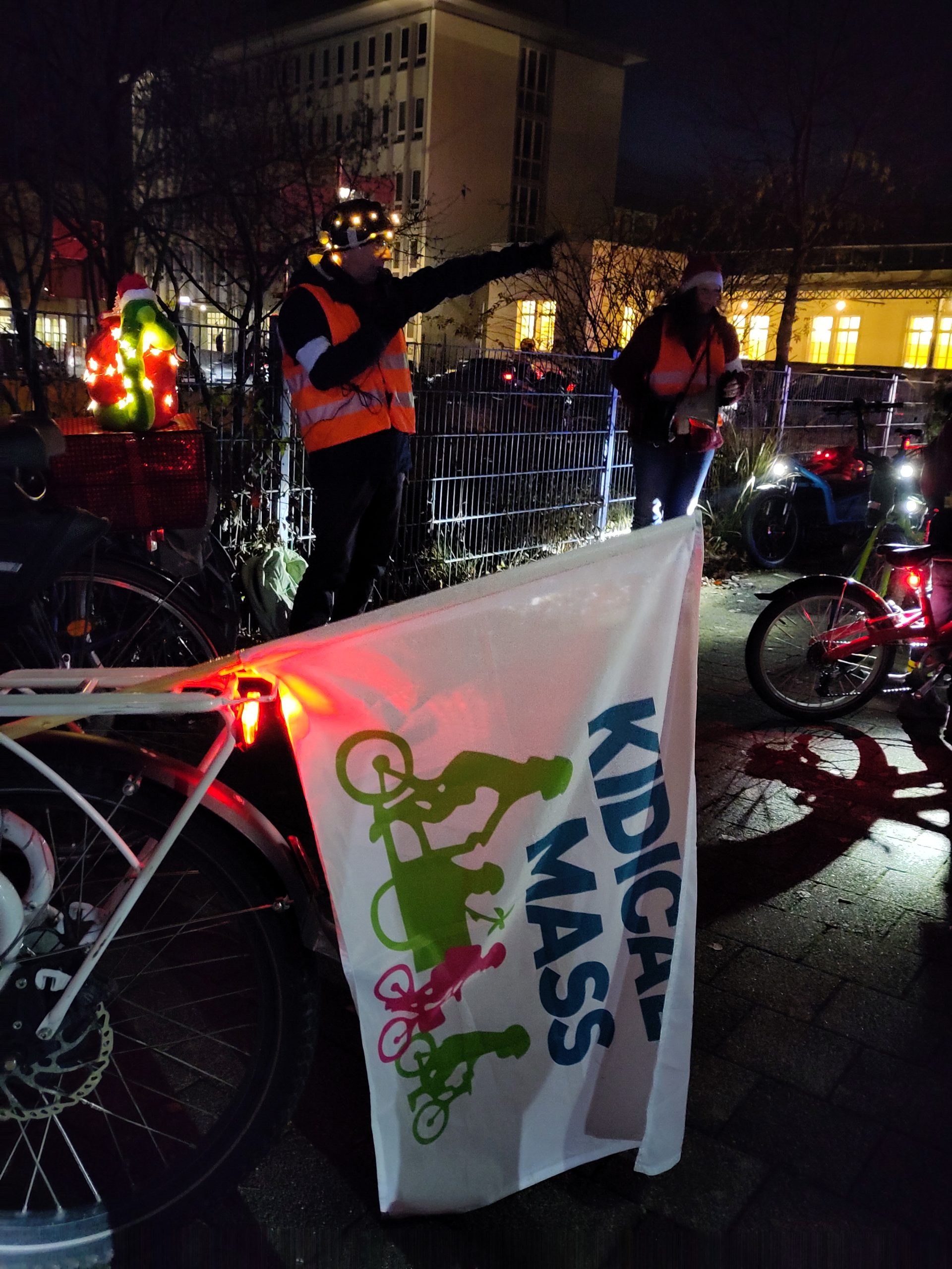 53. Critical Mass - Kidical Mass Flagga bei der Zwischenkundgebung an der Kreuzung Wallgasse/Exterstraße