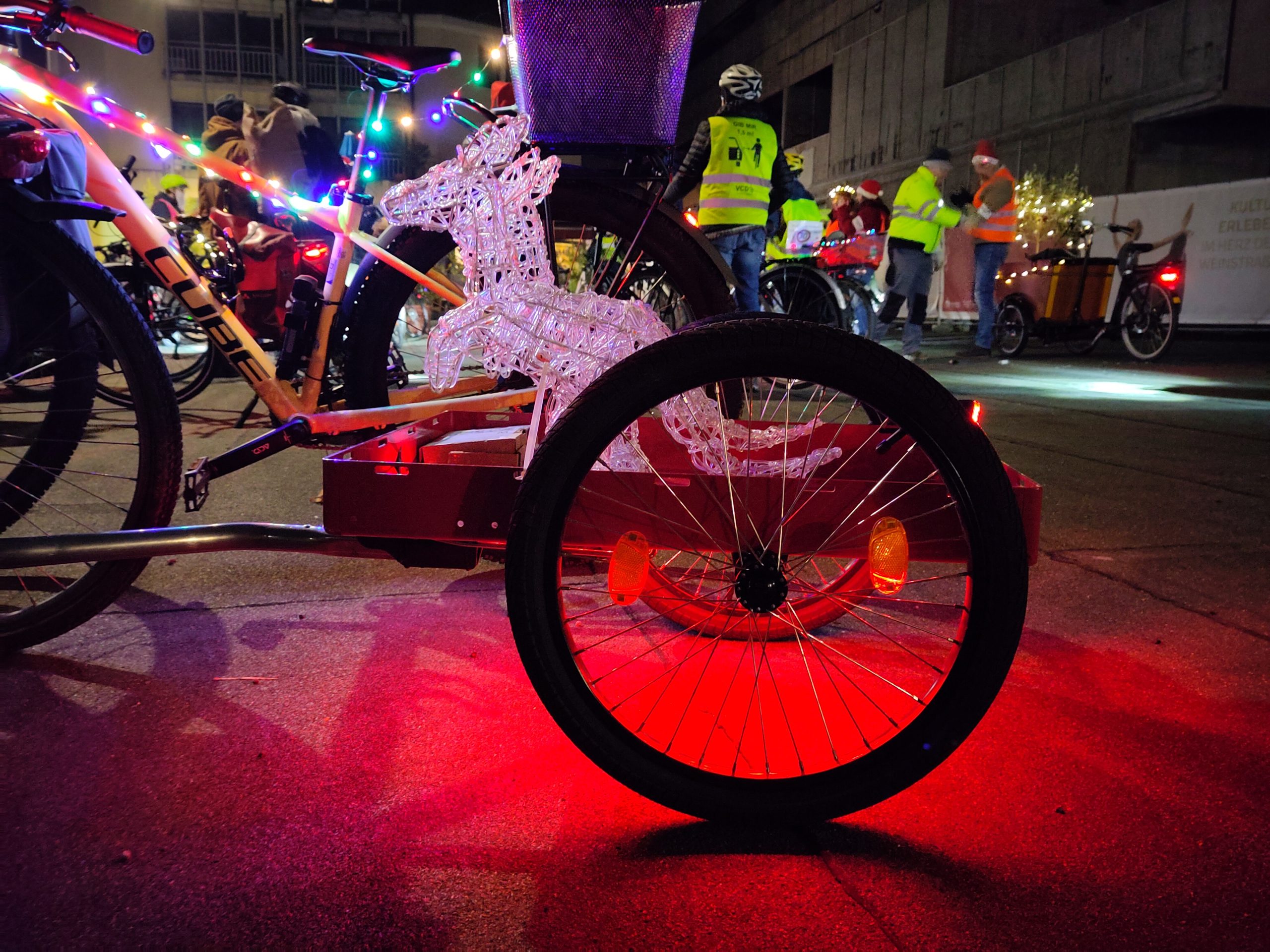 53. Critical Mass - Fahrradanhänger mit Weihnachtskängurus und Unterbodenbeleuchtung
